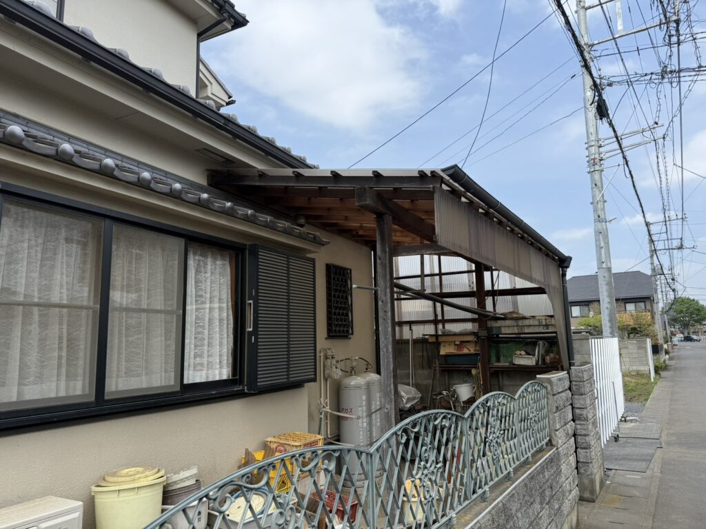 雨水を吸って木材が腐食した施工前の木造テラス