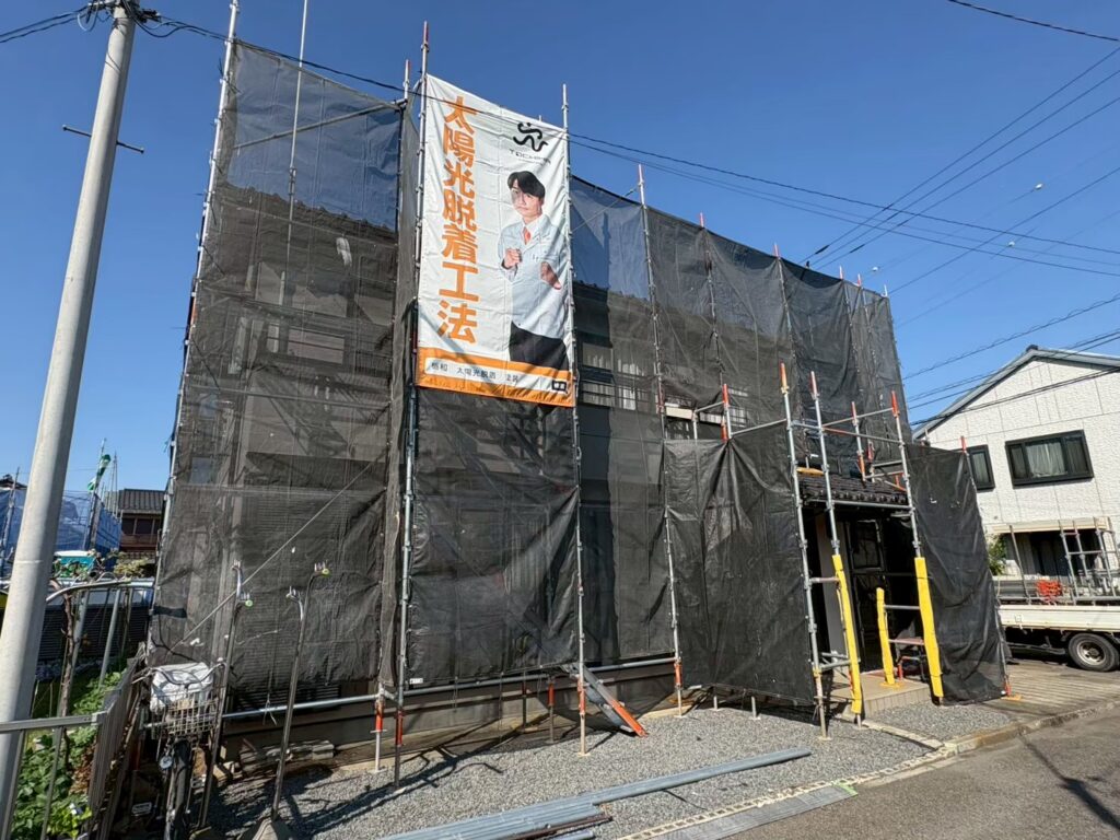 外壁塗装工事のための足場架け作業