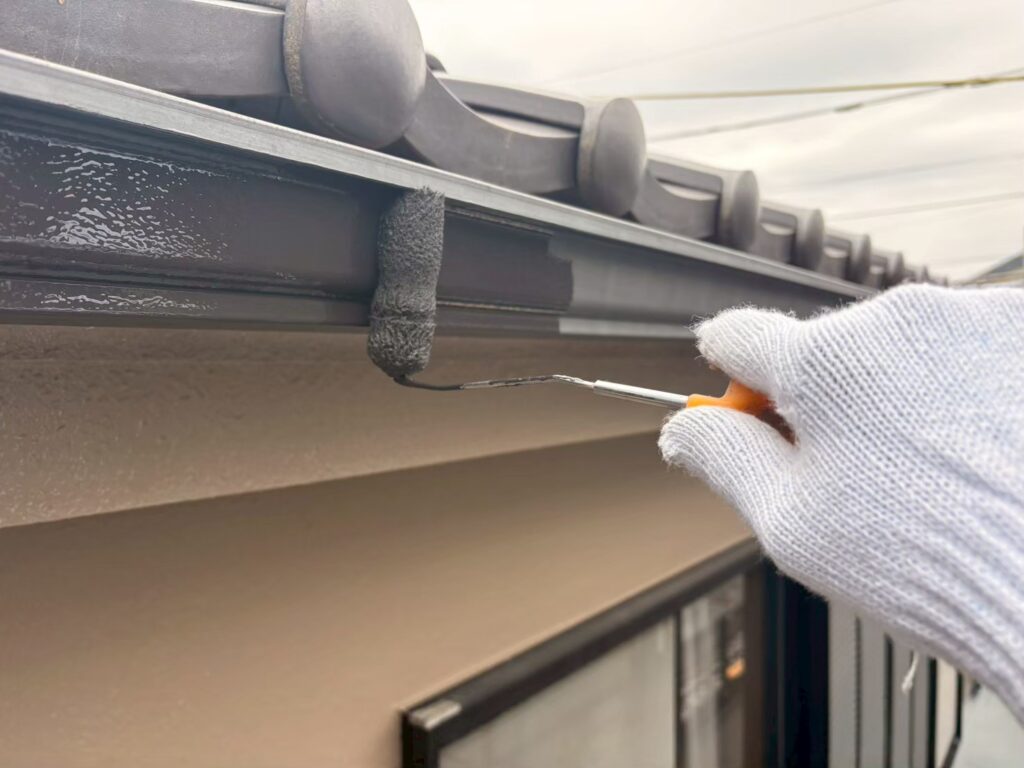 軒樋の中塗り作業
