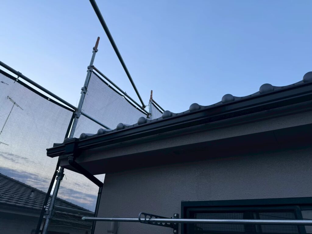 塗装が完了した軒樋 N-20 黒系