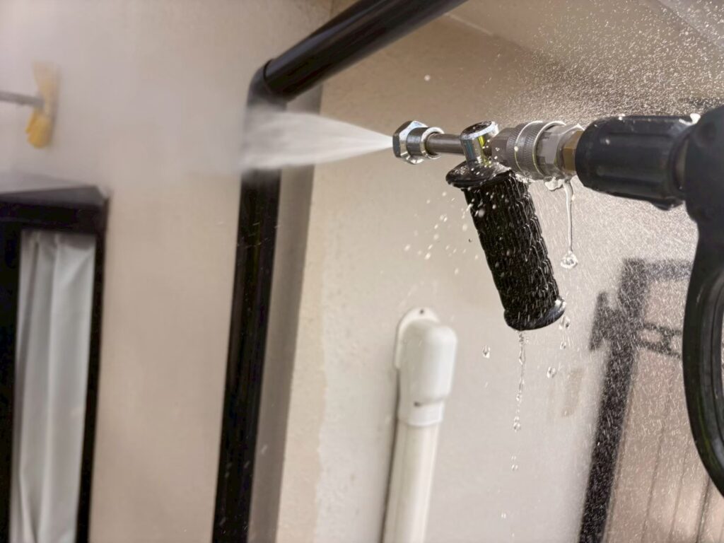 竪樋の高圧洗浄作業