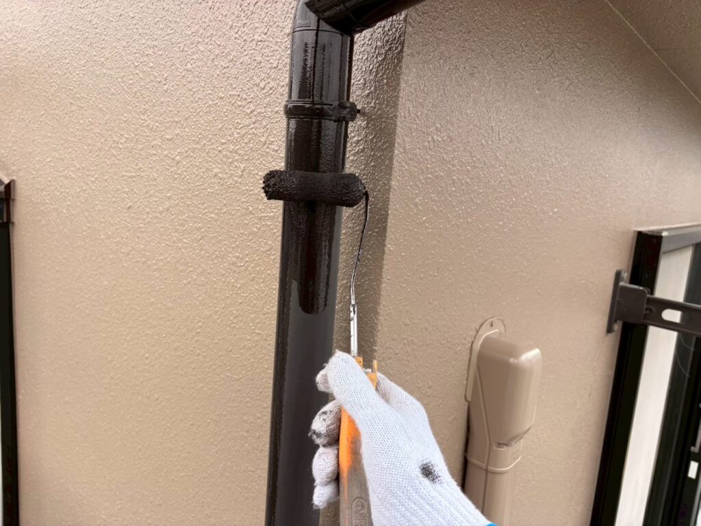 竪樋の中塗り作業
