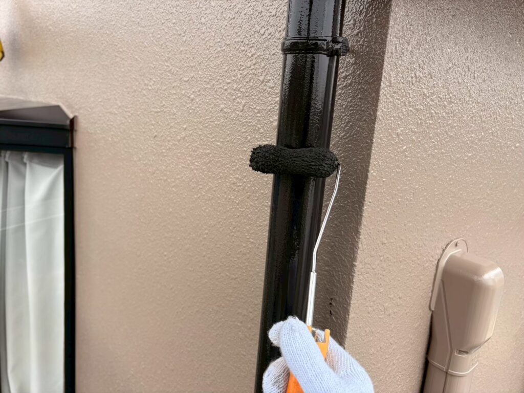 竪樋の上塗り作業