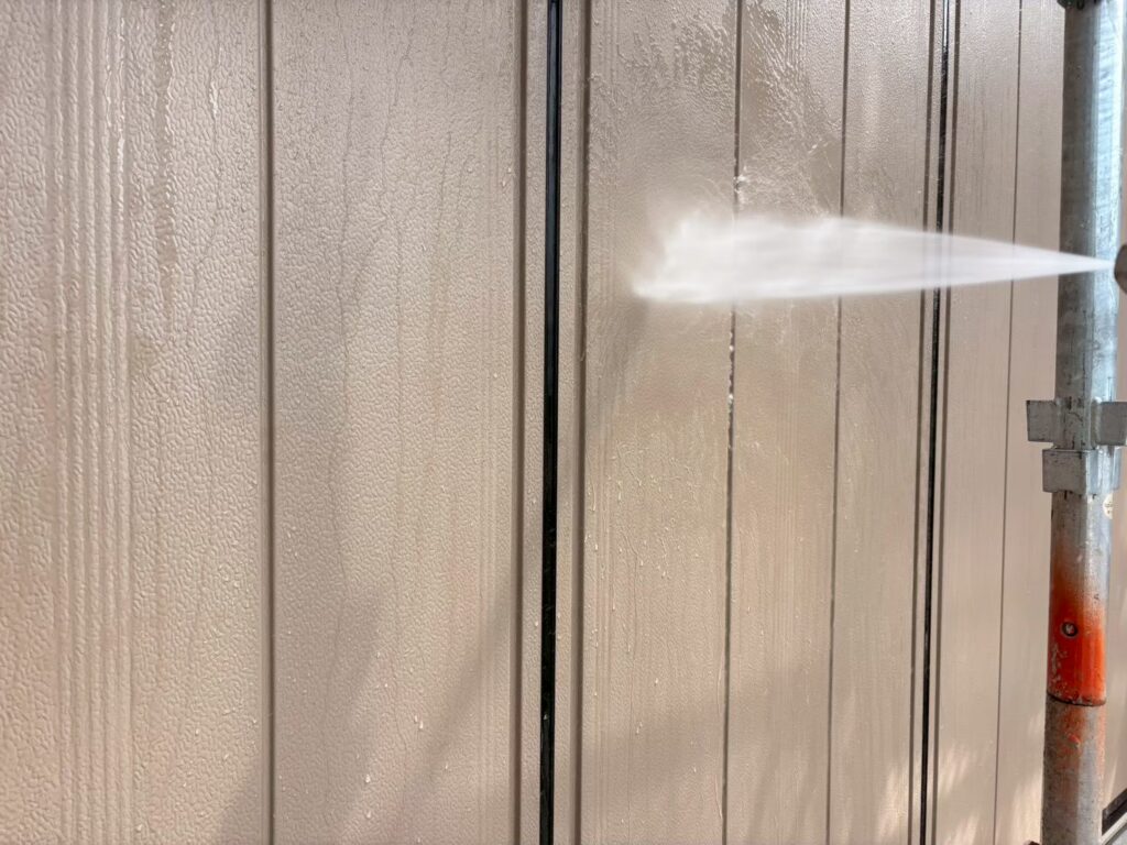 雨戸・戸袋の高圧洗浄作業
