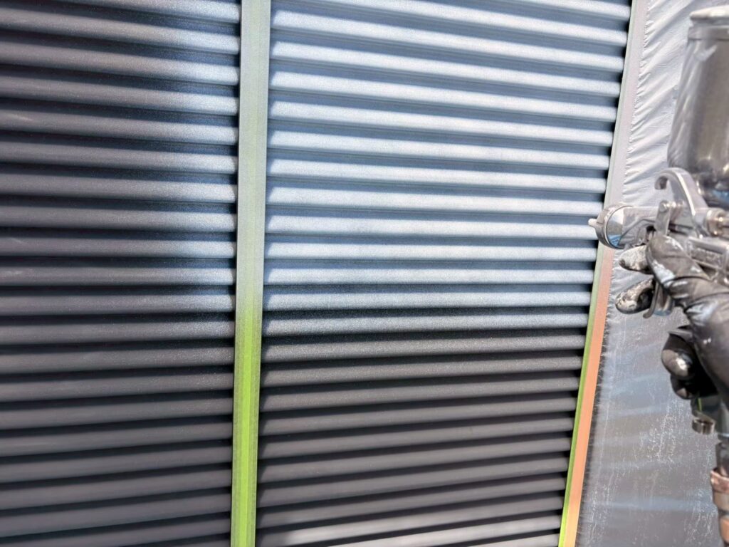 雨戸・戸袋の下塗り作業