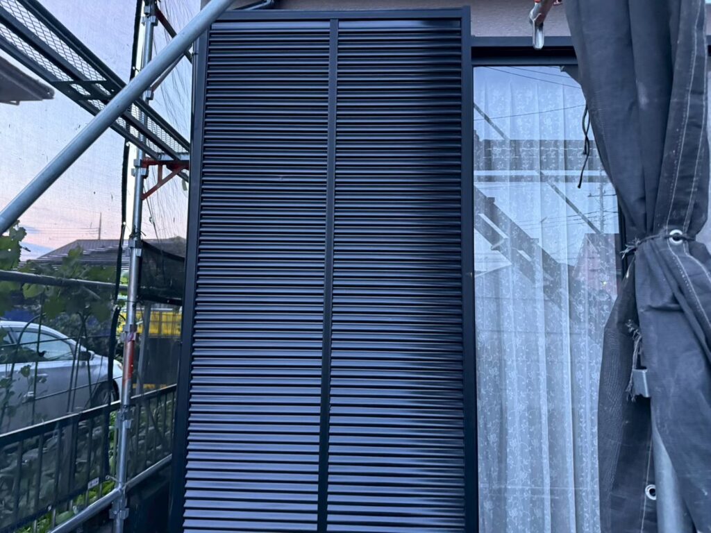 塗装が完了した雨戸と戸袋