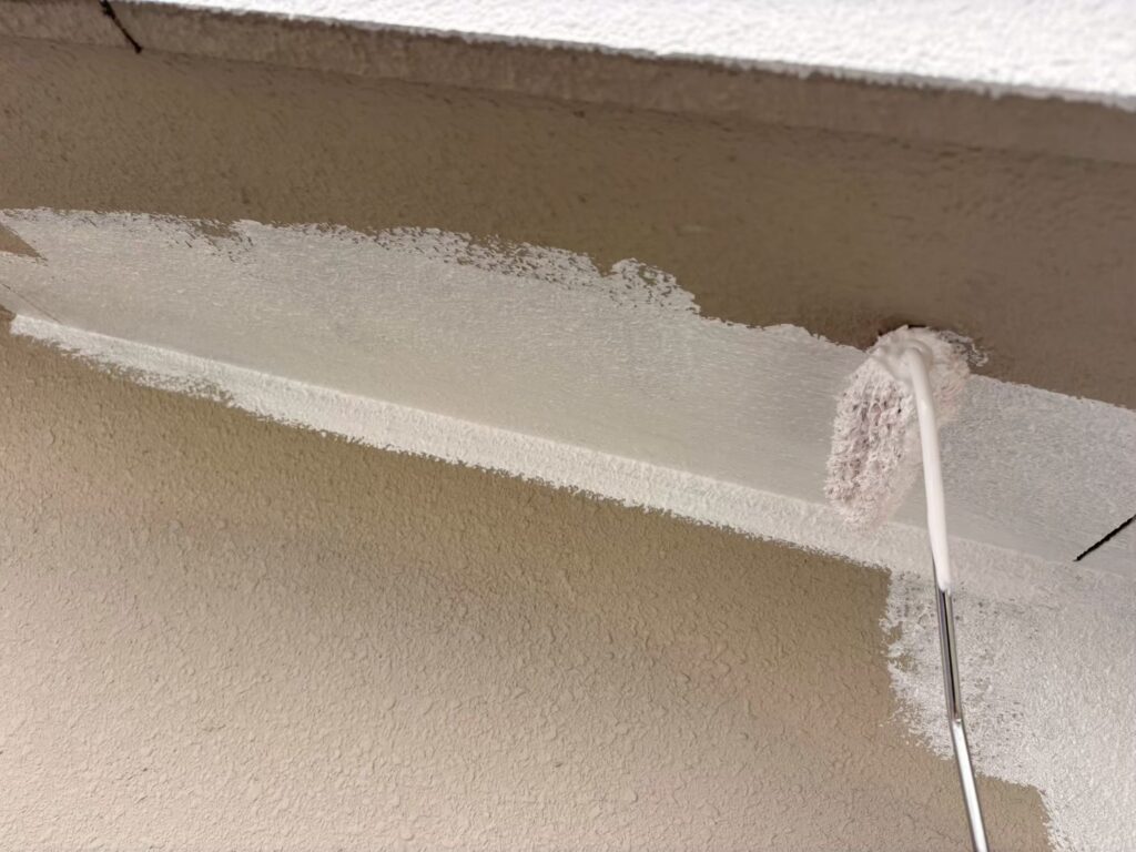 軒天の下塗り作業