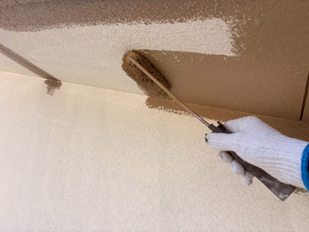 軒天の中塗り作業