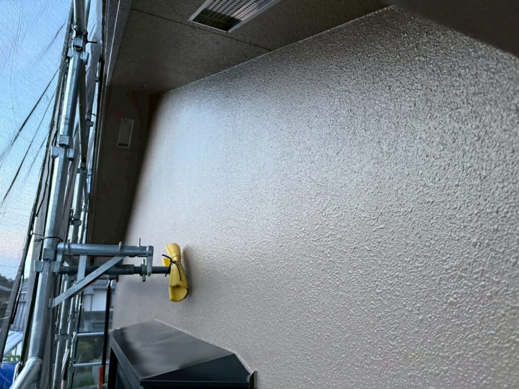 塗装が完了した軒天 つや消し仕上げ