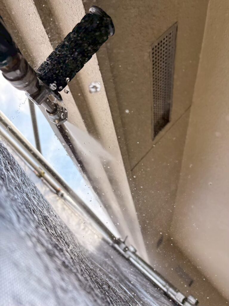 破風板の高圧洗浄作業