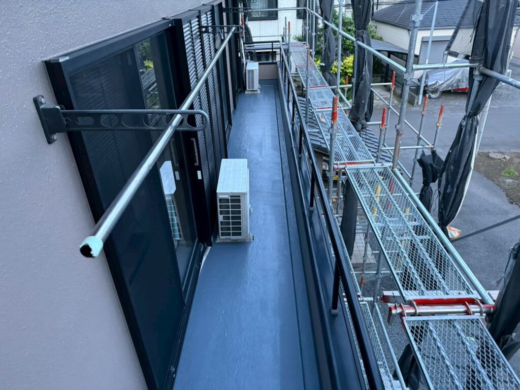 FRP防水の上張り施工が完了したベランダ