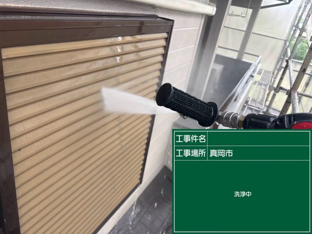 雨戸と戸袋の高圧洗浄