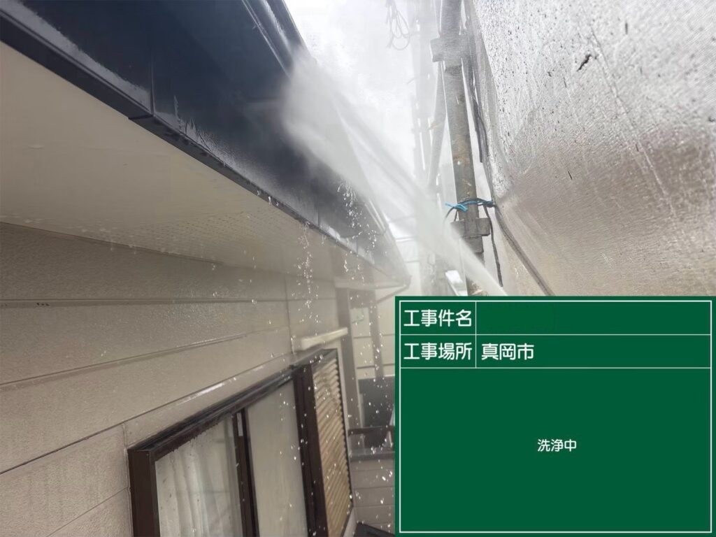 軒樋の高圧洗浄