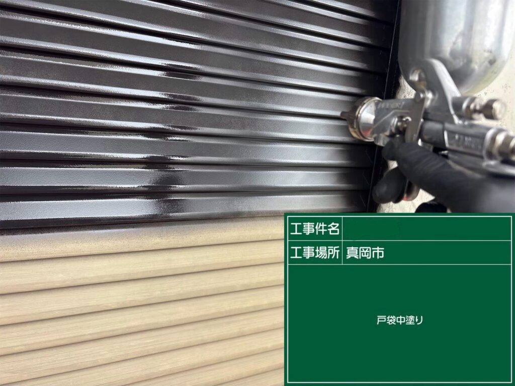 雨戸と戸袋の中塗り
