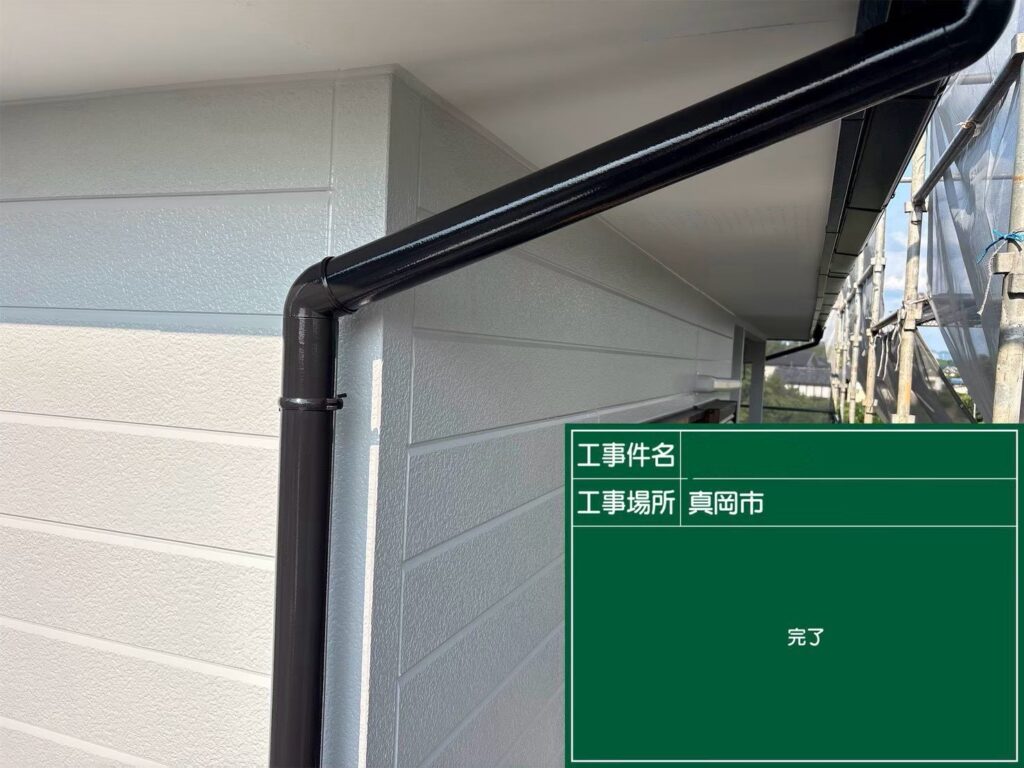 塗装が完了した竪樋