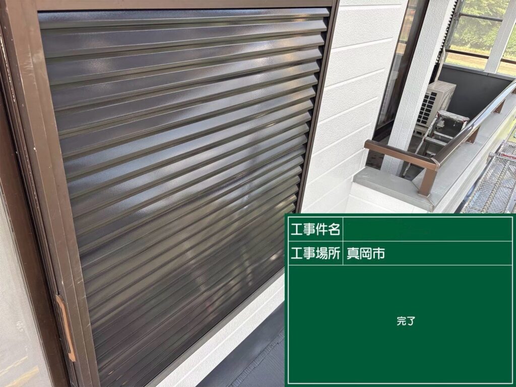 塗装が完了した雨戸と戸袋
