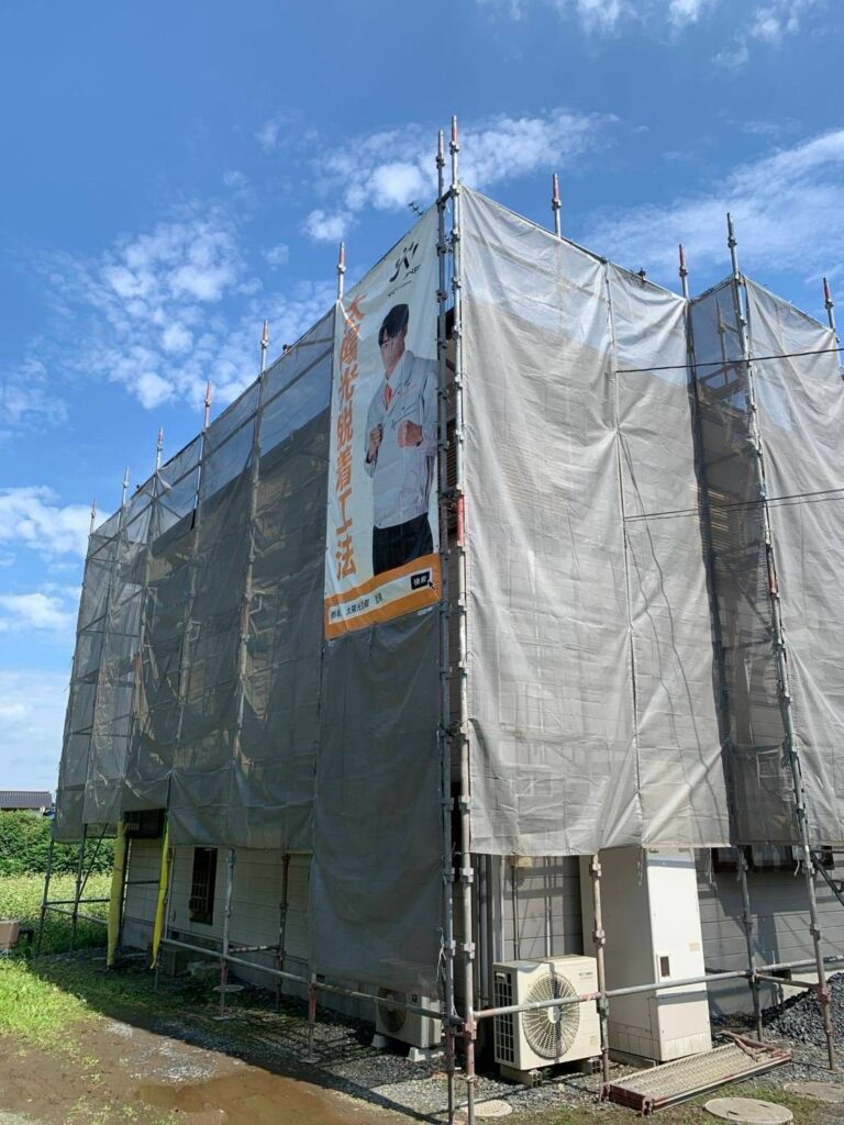 外壁塗装工事のための足場架け作業