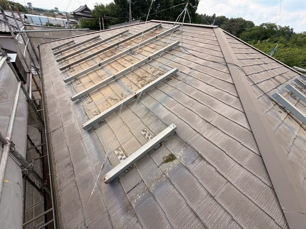 太陽光パネルを取り外した後の屋根と架台